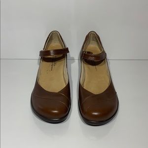 Like new New Balance Aravon 8.5 brown shoes.